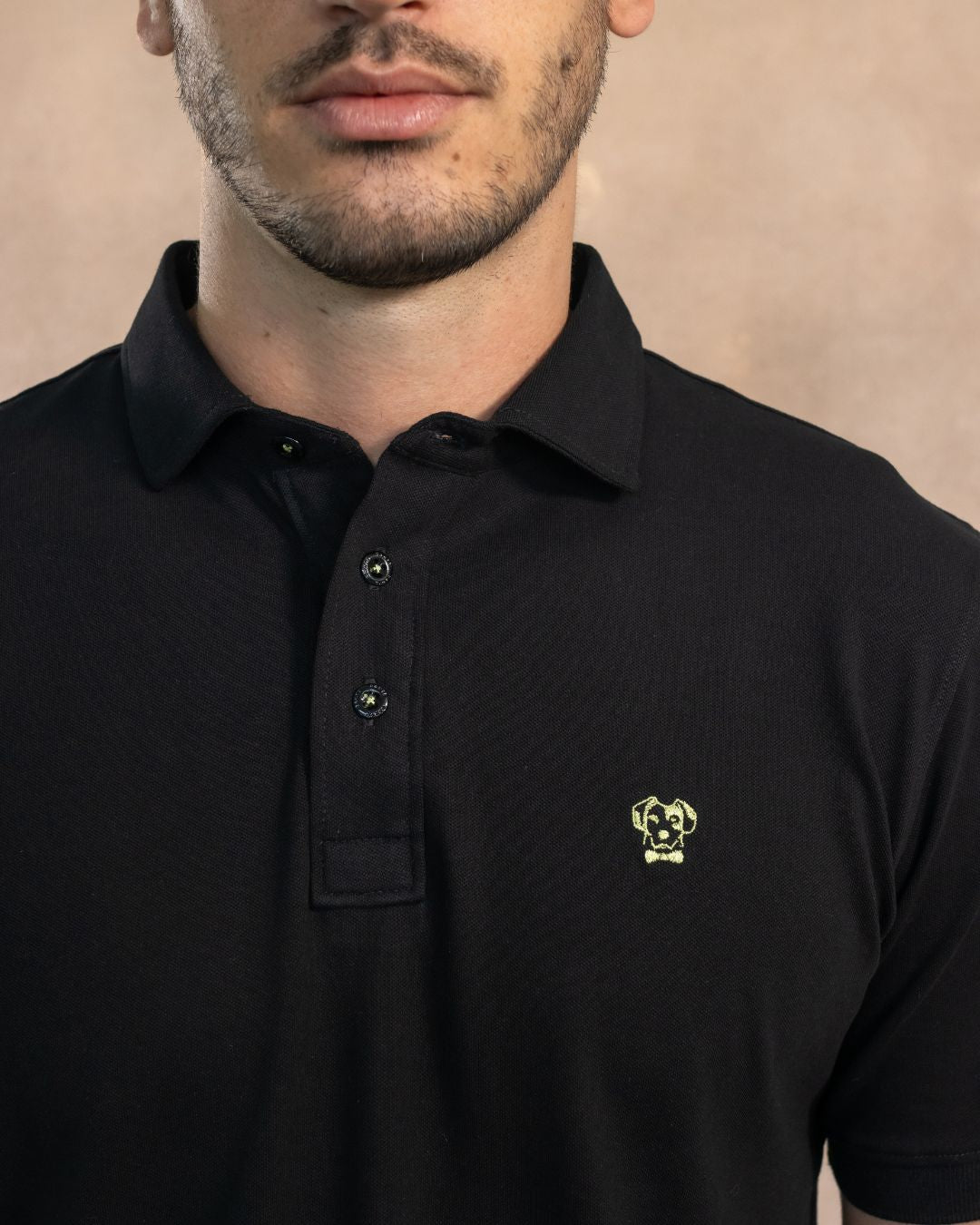 Polo Antimanchas Cuello Rígido Negro