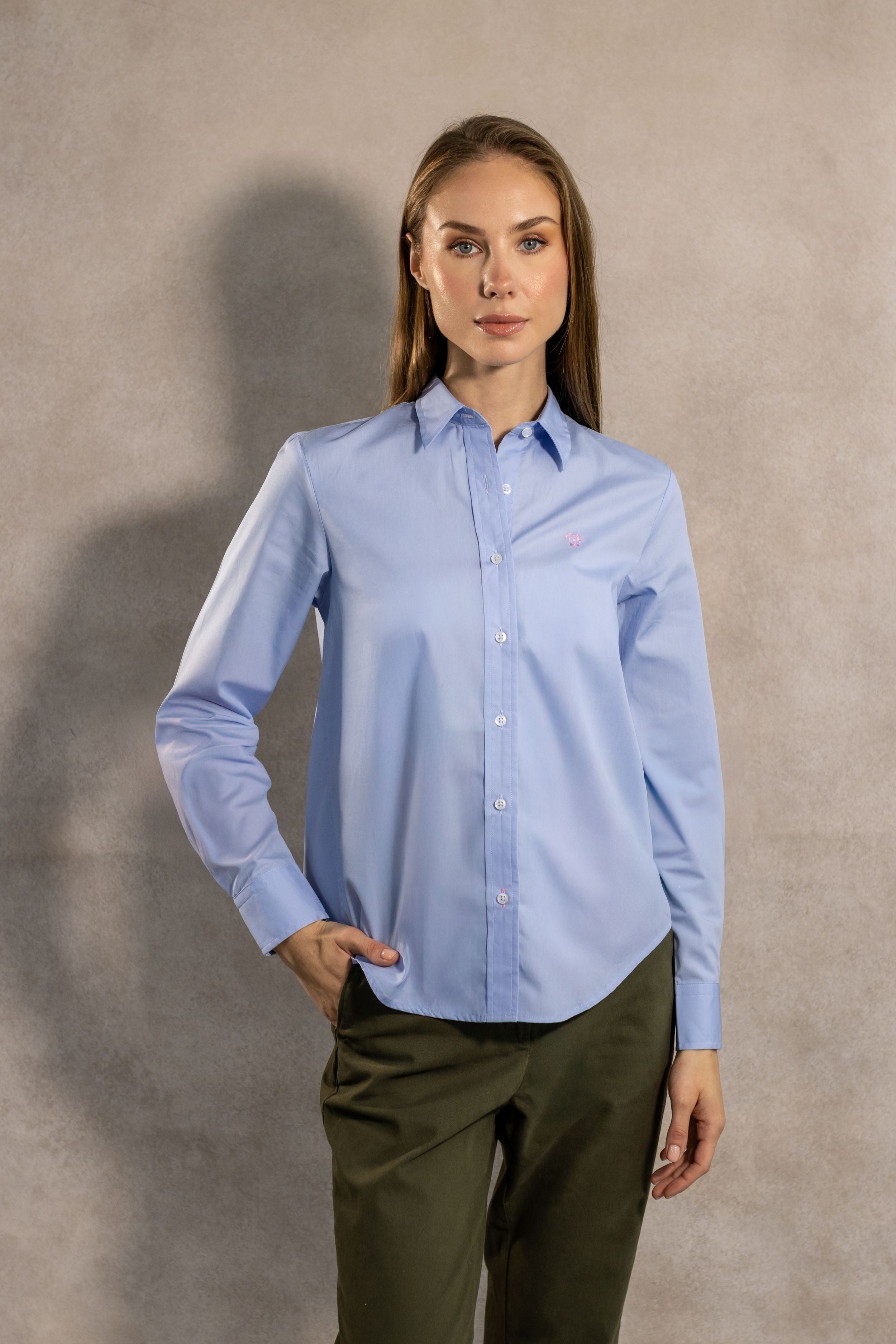 Camisa Antimanchas de Mujer Light Blue Logo Rosado