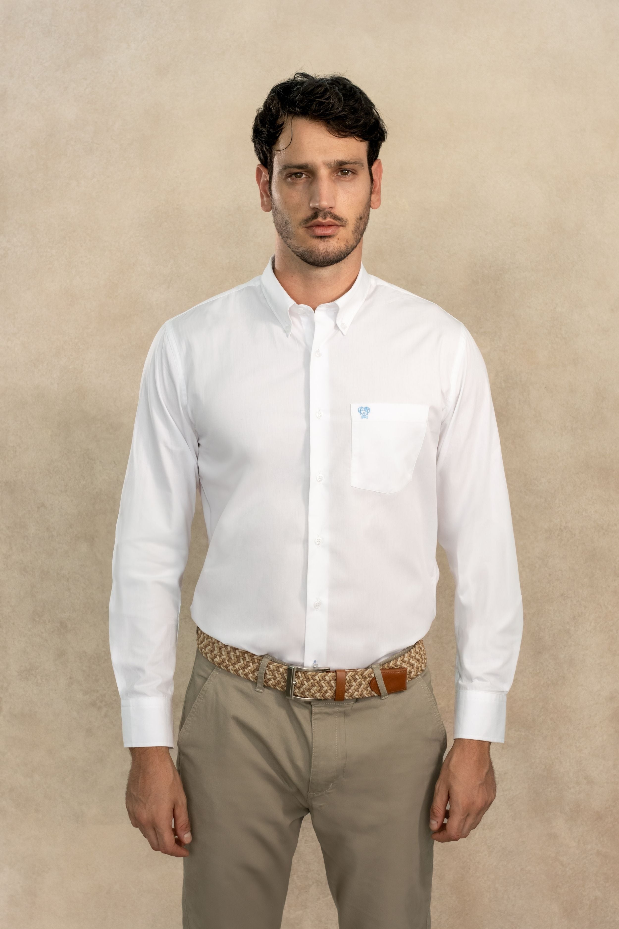 Camisa Antimanchas Popelina Blanco con Bolsillo Logo Azul- Talla Regular