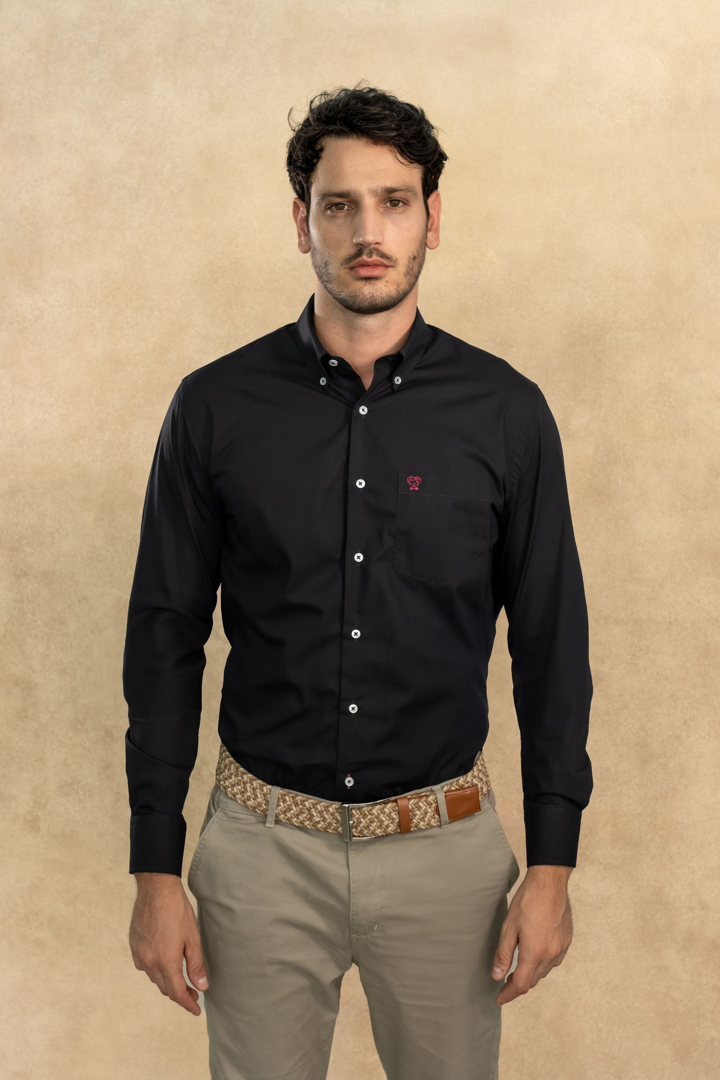 Camisa Antimanchas Popelina Negro con Bolsillo Logo Burgundy - Talla Regular