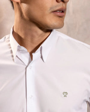 Camisa Performance blanca antiarrugas para hombre marca DANTE tallaje regular fit foto logo