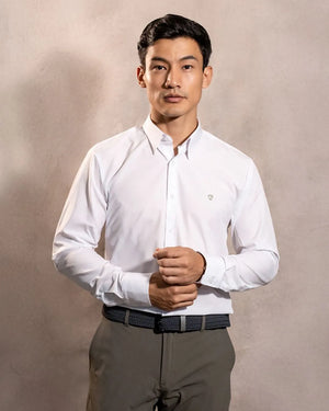 Camisa Performance blanca antiarrugas para hombre marca DANTE tallaje regular fit foto modelo