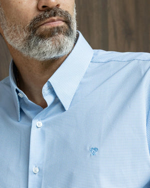 Camisa Performance cuadros azul claro para hombre marca DANTE tallaje regular fit foto lifestyle logo yepes