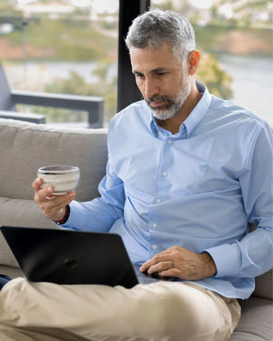 Camisa Performance rayas azul claro para hombre marca DANTE tallaje regular fit foto lifestyle yepes work