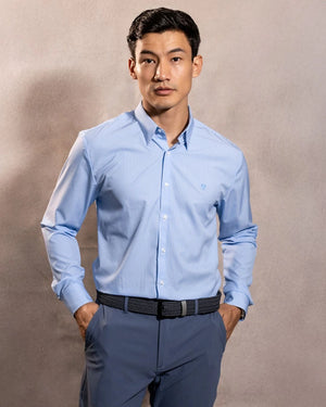 Camisa Performance rayas azul claro antiarrugas para hombre marca DANTE tallaje regular fit foto modelo