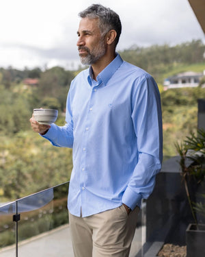 Camisa Performance rayas azul oscuro para hombre marca DANTE tallaje regular fit foto lifestyle yepes