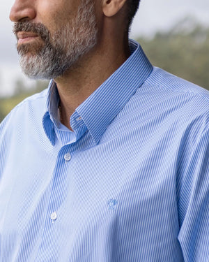 Camisa Performance rayas azul oscuro para hombre marca DANTE tallaje regular fit foto lifestyle yepes close