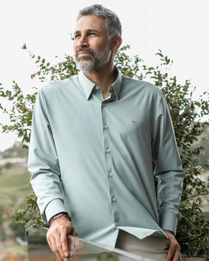 Camisa Performance verde sage antiarrugas para hombre marca DANTE tallaje regular fit foto yepes