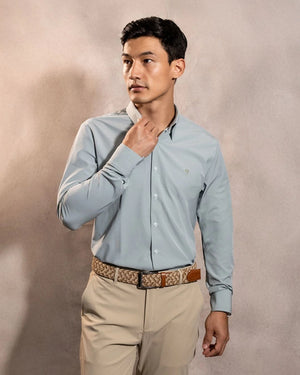 Camisa Performance verde sage antiarrugas para hombre marca DANTE tallaje regular fit foto mdoelo3