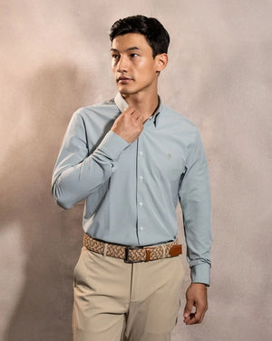 Camisa Performance verde sage antiarrugas para hombre marca DANTE tallaje regular fit foto modelo4