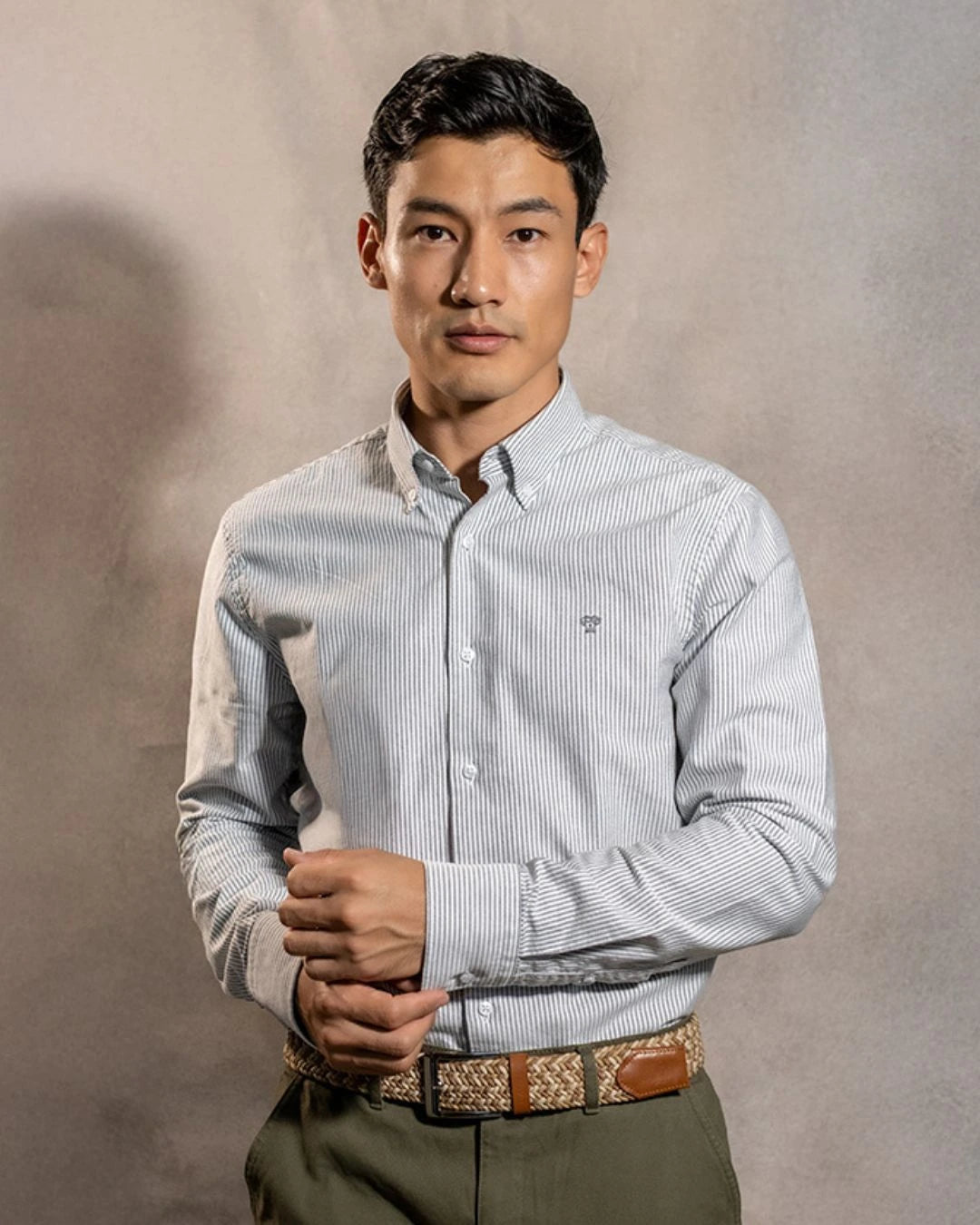 Camisa antimanchas Oxford Rayas Dark Grey Cornell marca DANTE para hombre regular fit foto modelo