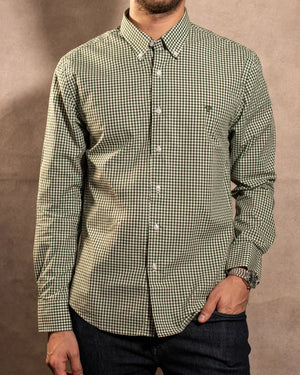 Camisa antimanchas Popelina Cuadros Verde Oscuro Lugano para hombre marca DANTE tallaje regular fit foto modelo