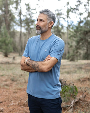 Camiseta Antimanchas Azul Chino para hombre marca DANTE tallaje regular fit foto model