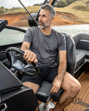 Camiseta Performance Gris Jaspe antiarrugas para hombre marca DANTE tallaje regular fit foto lifestyle