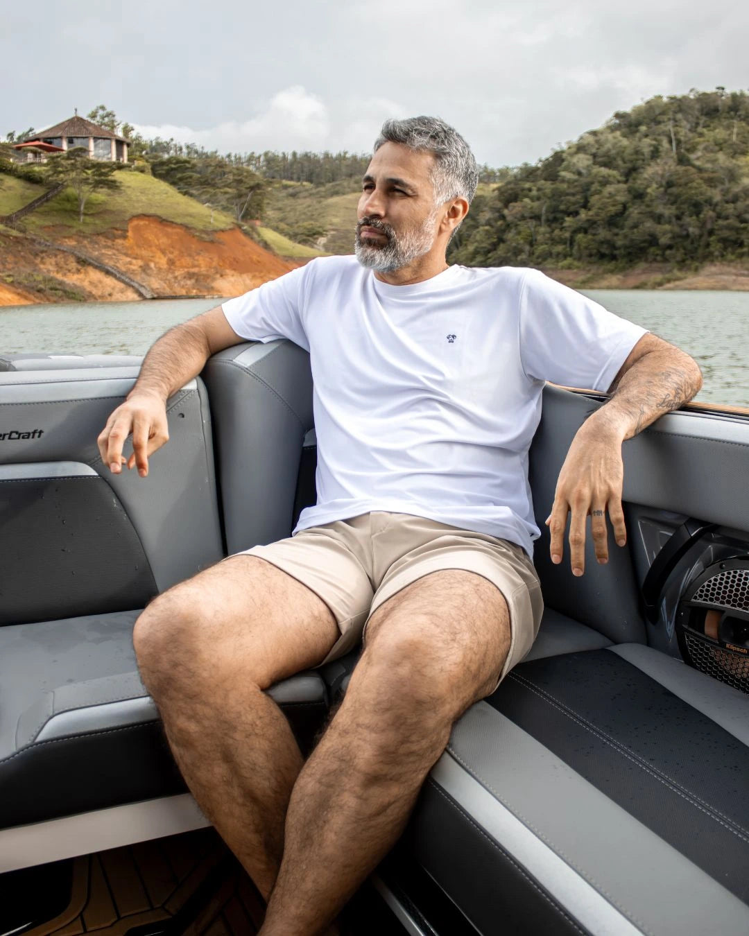 Camiseta Performance blanca antiarrugas para hombre marca DANTE tallaje regular fit foto lifestyle1