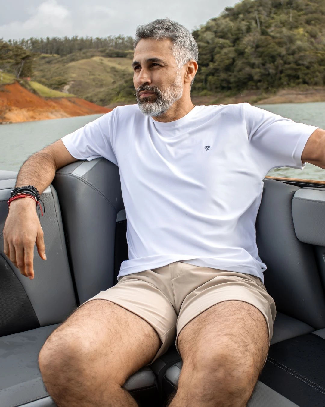 Camiseta Performance blanca antiarrugas para hombre marca DANTE tallaje regular fit foto lifestyle2