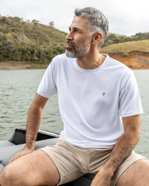 Camiseta Performance blanca antiarrugas para hombre marca DANTE tallaje regular fit foto lifestyle3