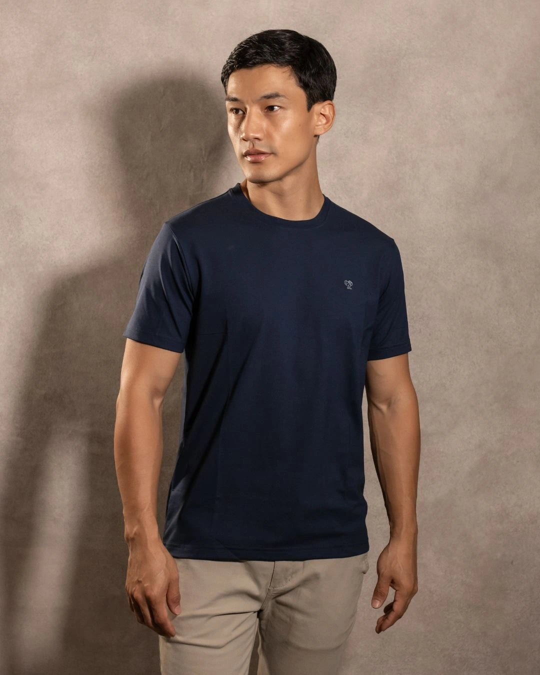 Camiseta antimanchas Dark Blue hombre marca DANTE tallaje regular fit foto modelo