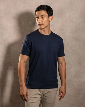 Camiseta antimanchas Dark Blue hombre marca DANTE tallaje regular fit foto modelo