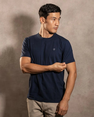 Camiseta antimanchas Dark Blue hombre marca DANTE tallaje regular fit foto modelo