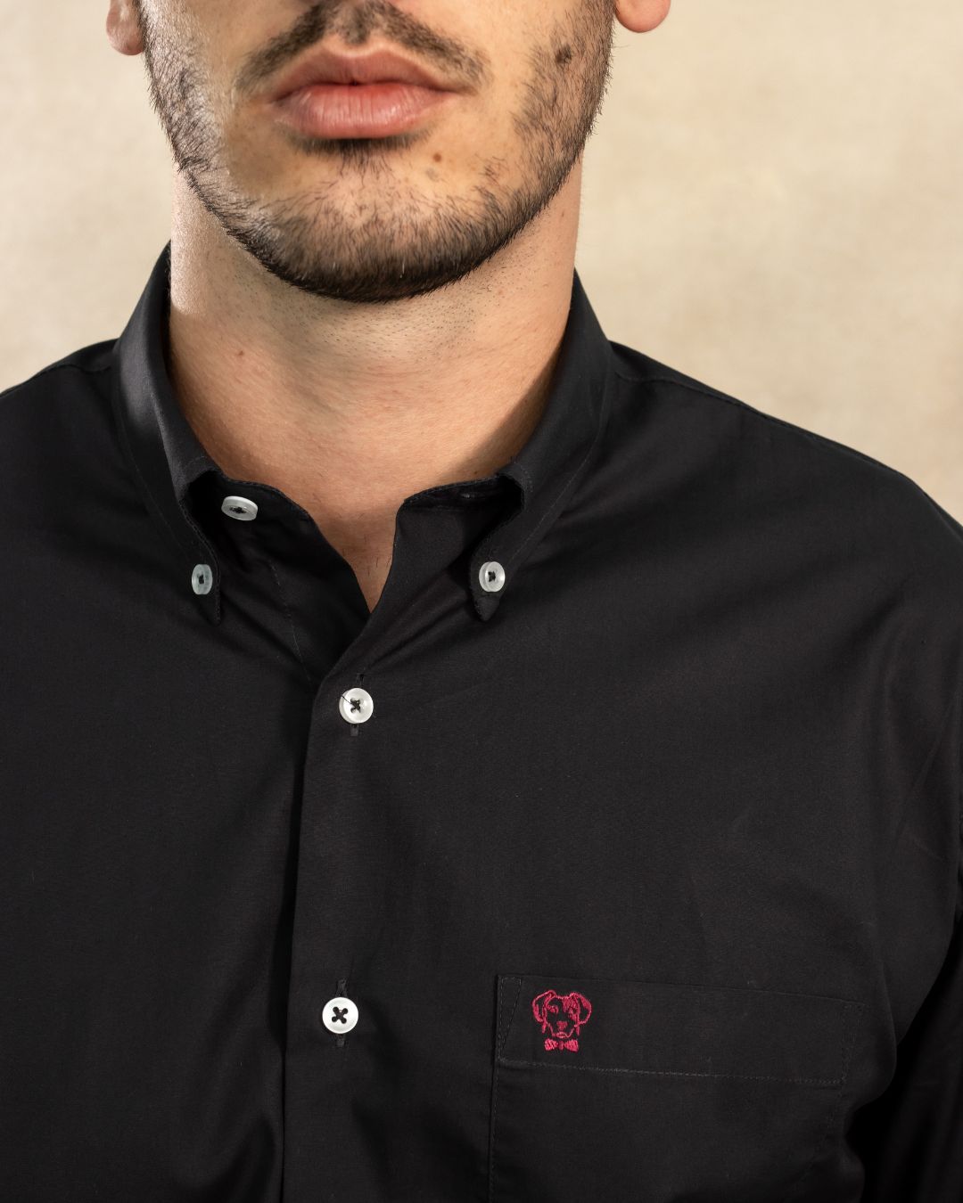 Camisa Antimanchas Popelina Negro con Bolsillo Logo Burgundy - Talla Regular