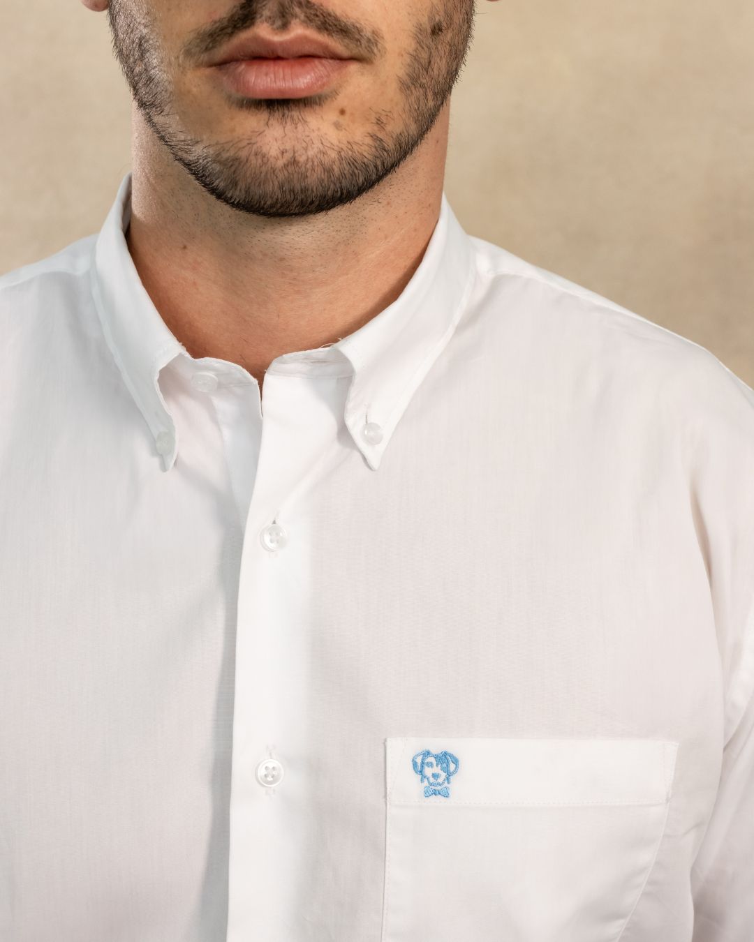 Camisa Antimanchas Popelina Blanco con Bolsillo Logo Azul- Talla Regular