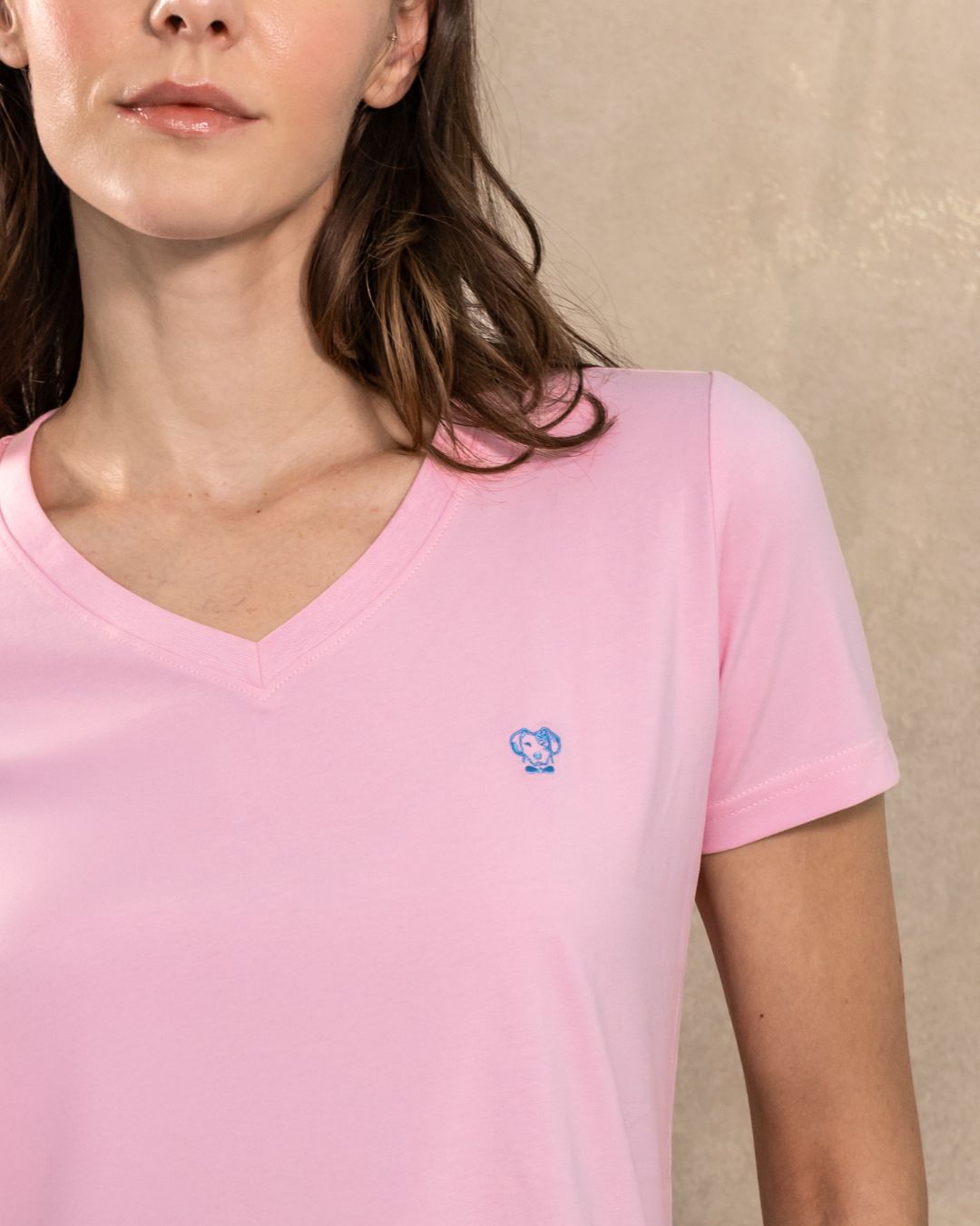 T-Shirt Antimanchas Cuello V Rosado