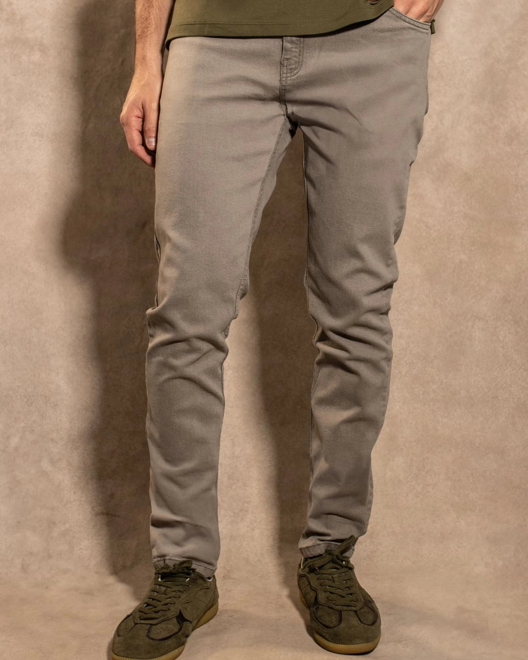 Jean Elástico Gris Claro para hombre marca DANTE ajustado foto modelo1