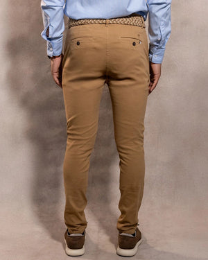 Pantalón Elástico Camel para hombre marca DANTE tallaje regular fit foto espalda
