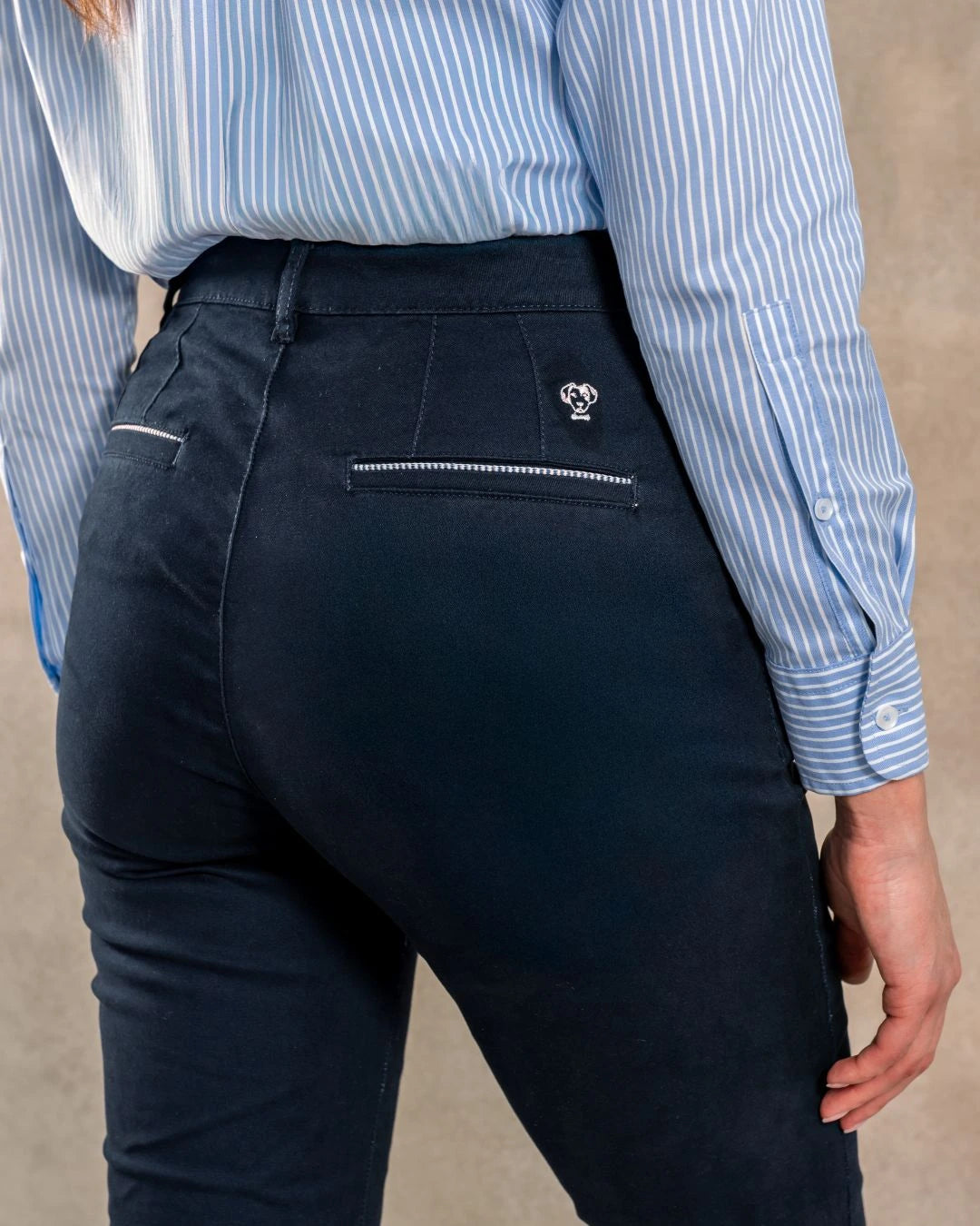 Pantalón elástico chino color azul navy para mujer marca DANTE foto de cerca