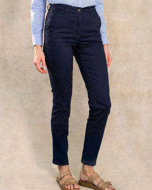 Pantalón elástico chino color azul navy para mujer marca DANTE foto de modelo