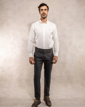 Pantalón elástico chino color gris oscuro para hombre marca DANTE foto completa