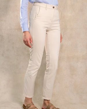 Pantalón elástico chino color marfil para mujer marca DANTE foto de lado