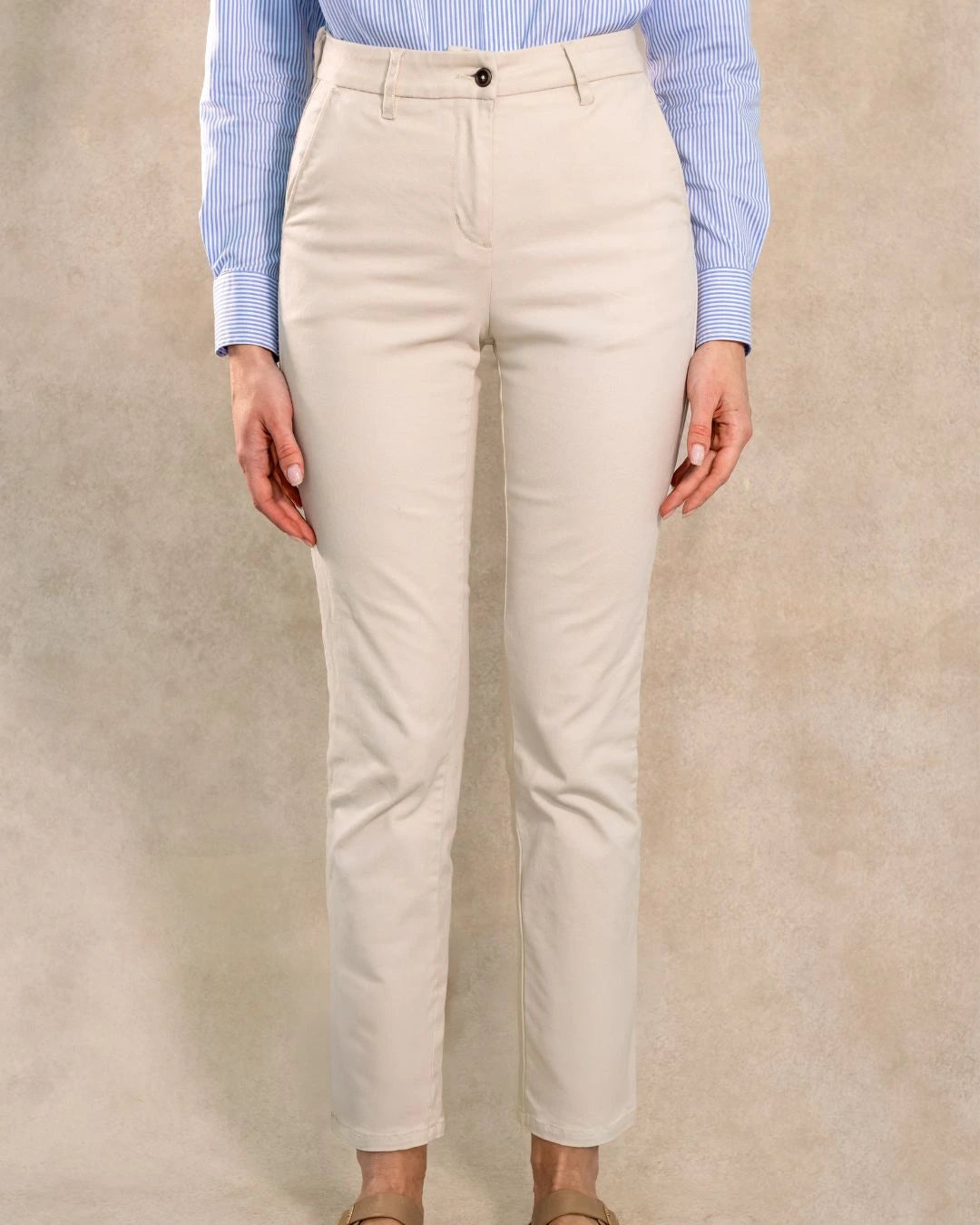 Pantalón elástico chino color marfil para mujer marca DANTE foto modelo