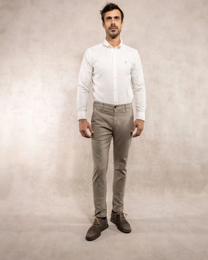 Pantalón elástico chino color taupé para hombre marca DANTE foto lejos