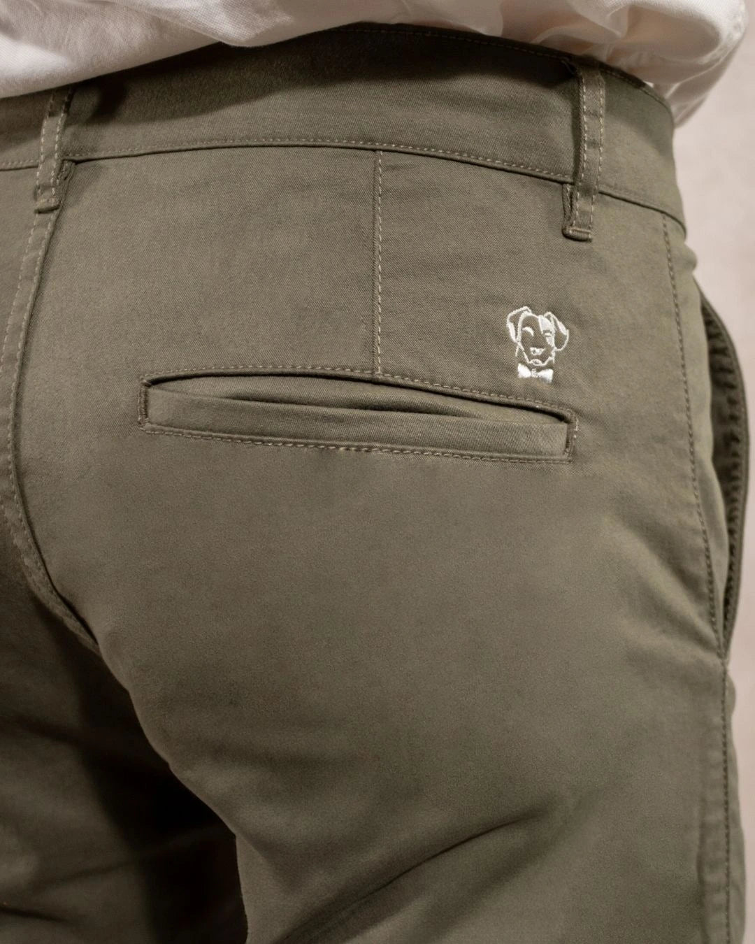 Pantalón elástico chino color verde claro para hombre marca DANTE foto de cerca