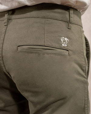 Pantalón elástico chino color verde claro para hombre marca DANTE foto de cerca