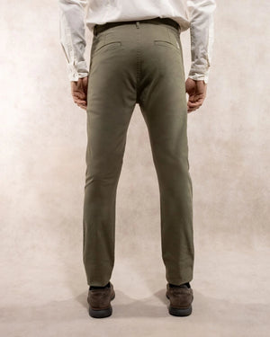 Pantalón elástico chino color verde claro para hombre marca DANTE foto de espaldas