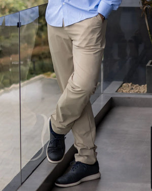 Pantalón performance antimanchas Taupé para hombre marca DANTE tallaje regular fit foto lifestyle