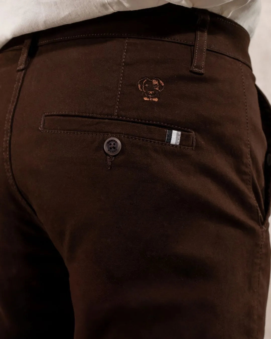 Pantalón elástico chino color café oscuro para hombre marca DANTE foto de cerca