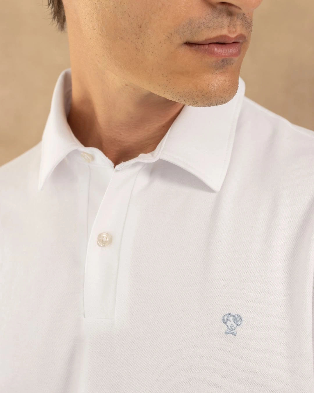 Polo antimanchas Cuello Rígido Blanco Logo Azul Medio