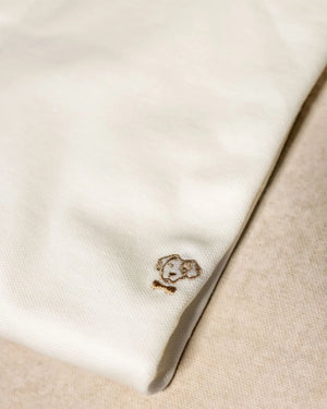 Polo Antimanchas Cuello Rígido Ivory marca DANTE tallaje regular fit foto logo