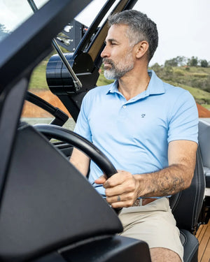 Polo Performance Antiarrugas Celeste para hombre marca DANTE tallaje regular fit foto lifestyle1