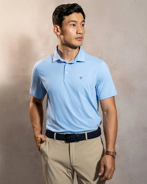 Polo Performance Antiarrugas Celeste para hombre marca DANTE tallaje regular fit foto modelo1