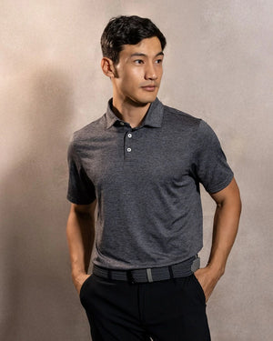 Polo Performance Antiarrugas Gris Jaspe para hombre marca DANTE tallaje regular fit foto modelo