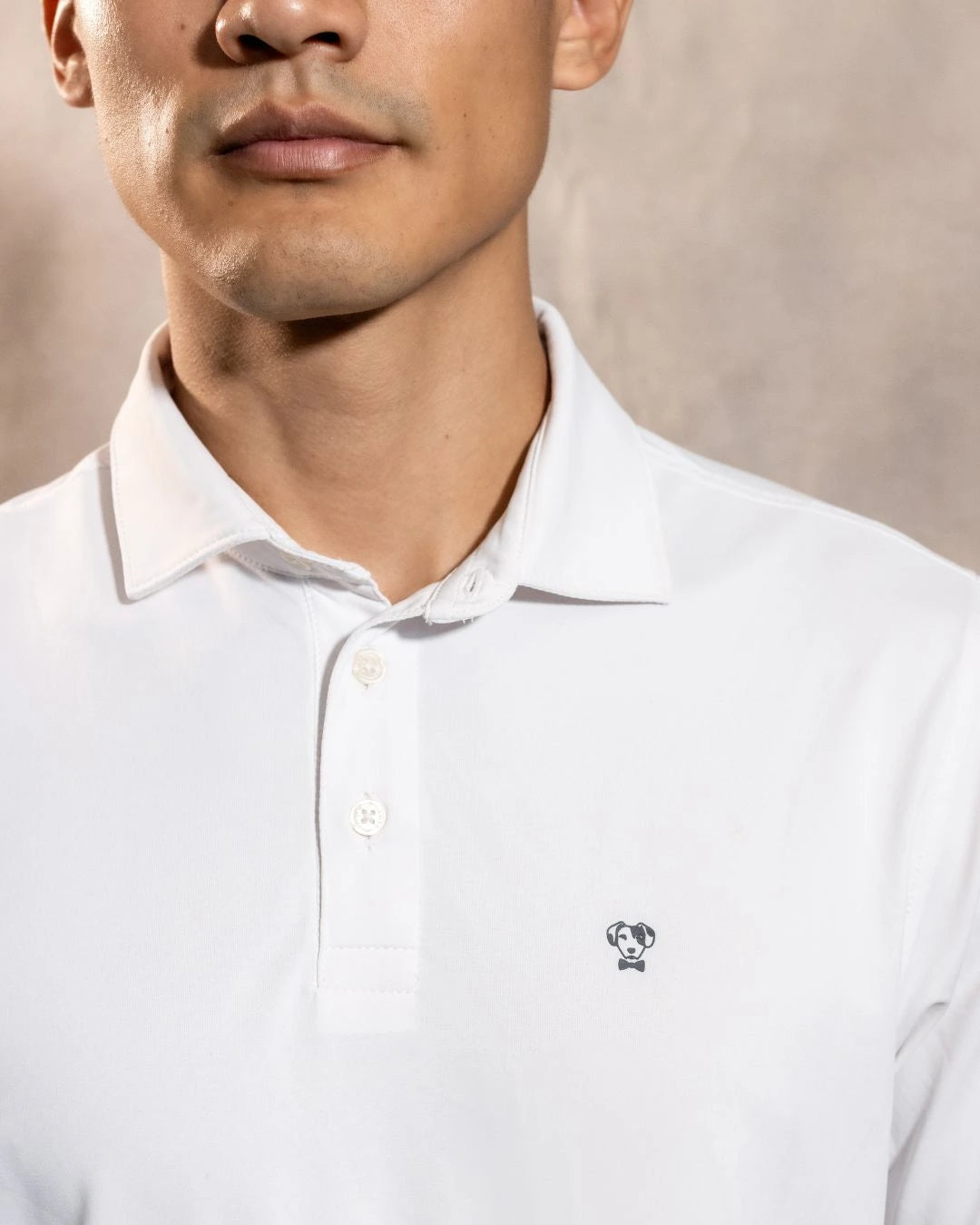 Polo Performance Antiarrugas blanca para hombre marca DANTE tallaje regular fit foto logo