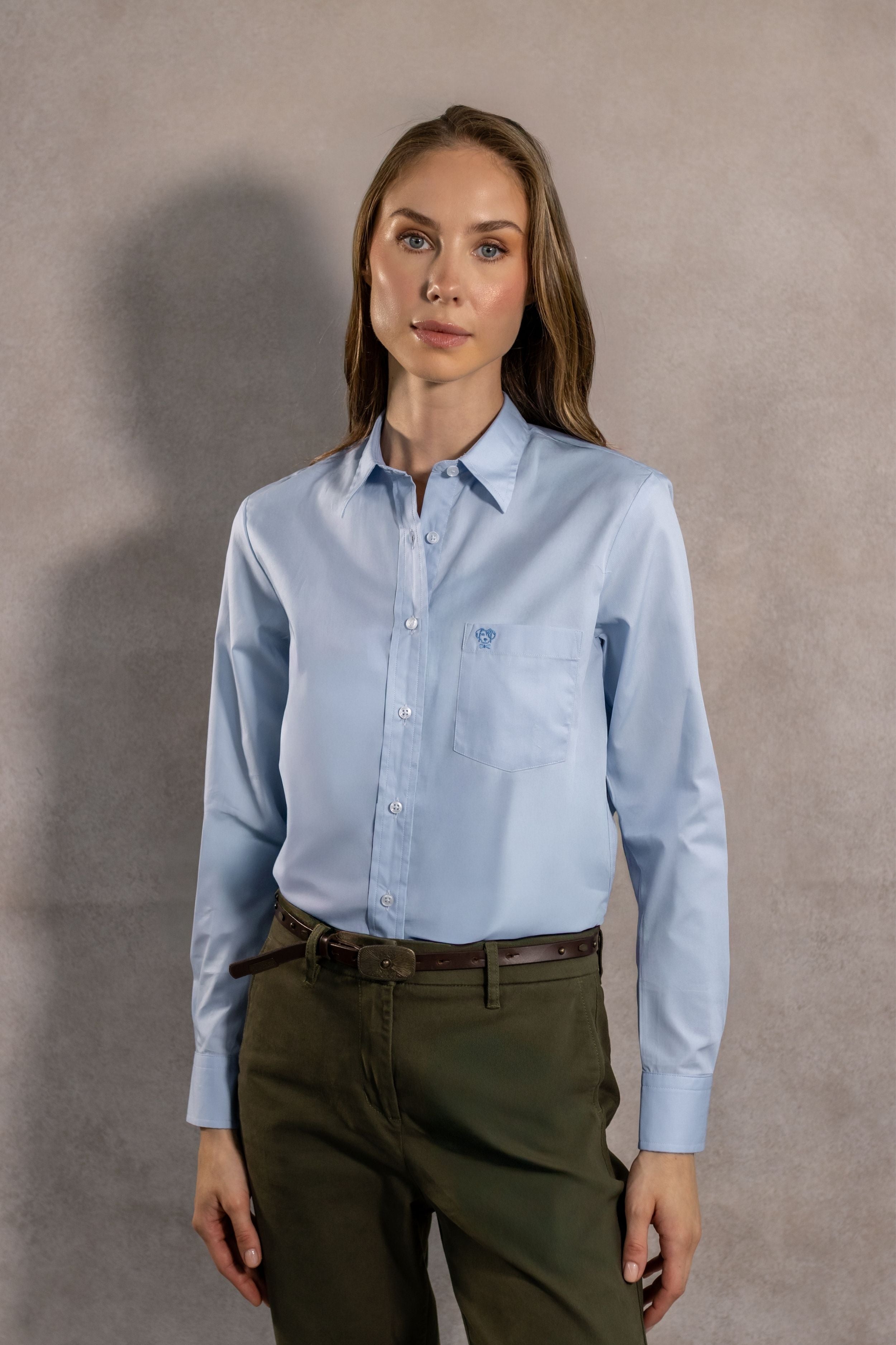 Camisa Antimanchas de Mujer Light Blue Con Bolsillo Logo Azul