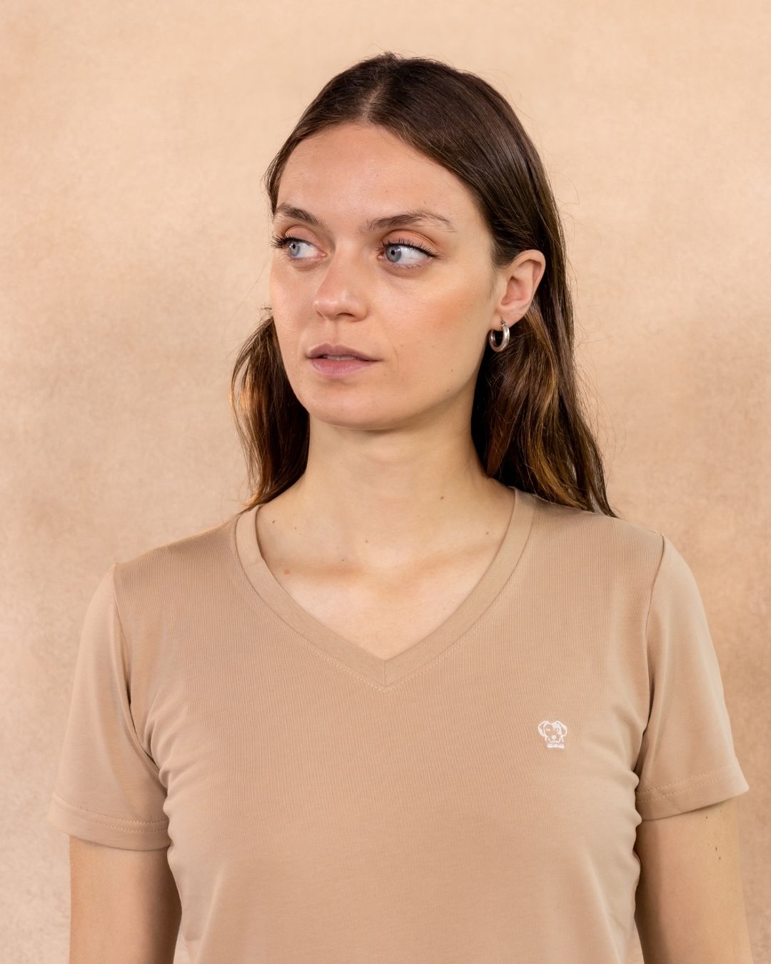 Camiseta Antimanchas Cuello V Arena - Talla Regular