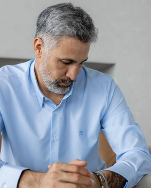 Camisa Performance cuadros azul claro para hombre marca DANTE tallaje regular fit foto lifestyle yepes close