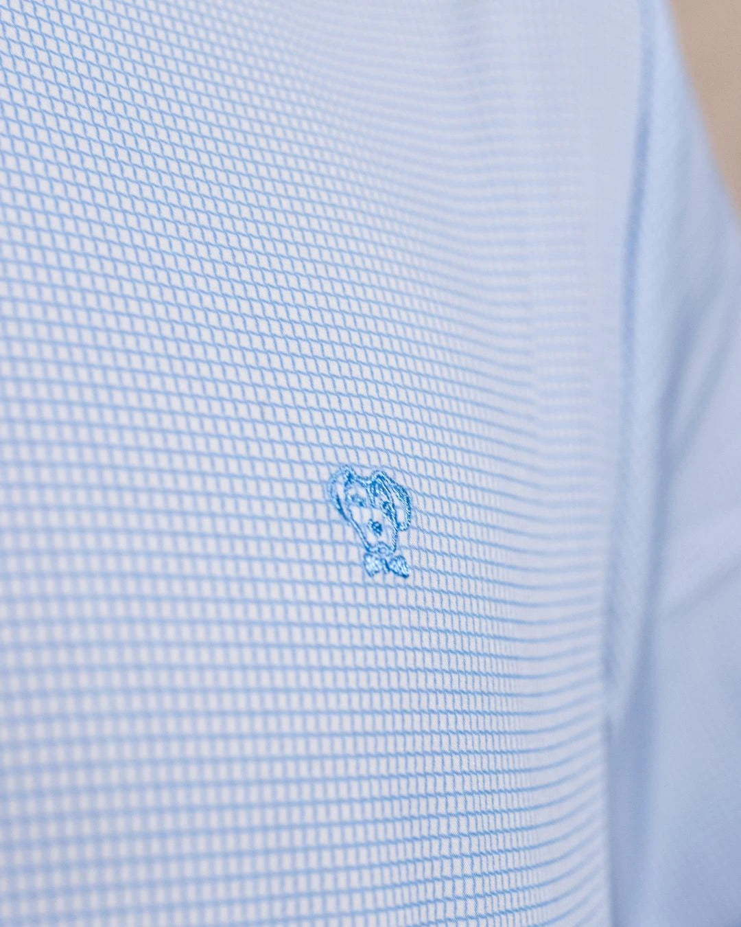 Camisa Performance cuadros azul claro antiarrugas para hombre marca DANTE tallaje regular fit foto tela